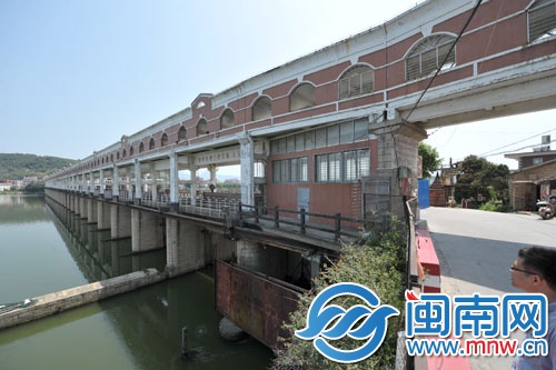 早在北宋宣和二年(1120年)里人江谨常始造浮桥.