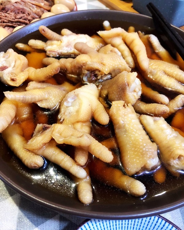 p>糟鸡爪是一道以鸡爪,糟卤,料酒等为主要食材制作的美食/p>