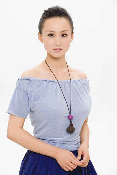 毕业于北京电影学院表演系,中国大陆女演员