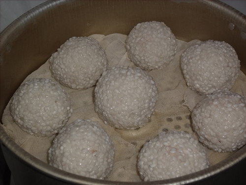 p>糍毛团是一道以糯米粉,糯米,馅料为主要原料制成的点心/p>