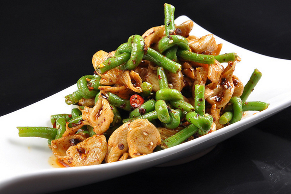 蔬菜切成喜欢的形状,香肠切段后切成菊花状,就是