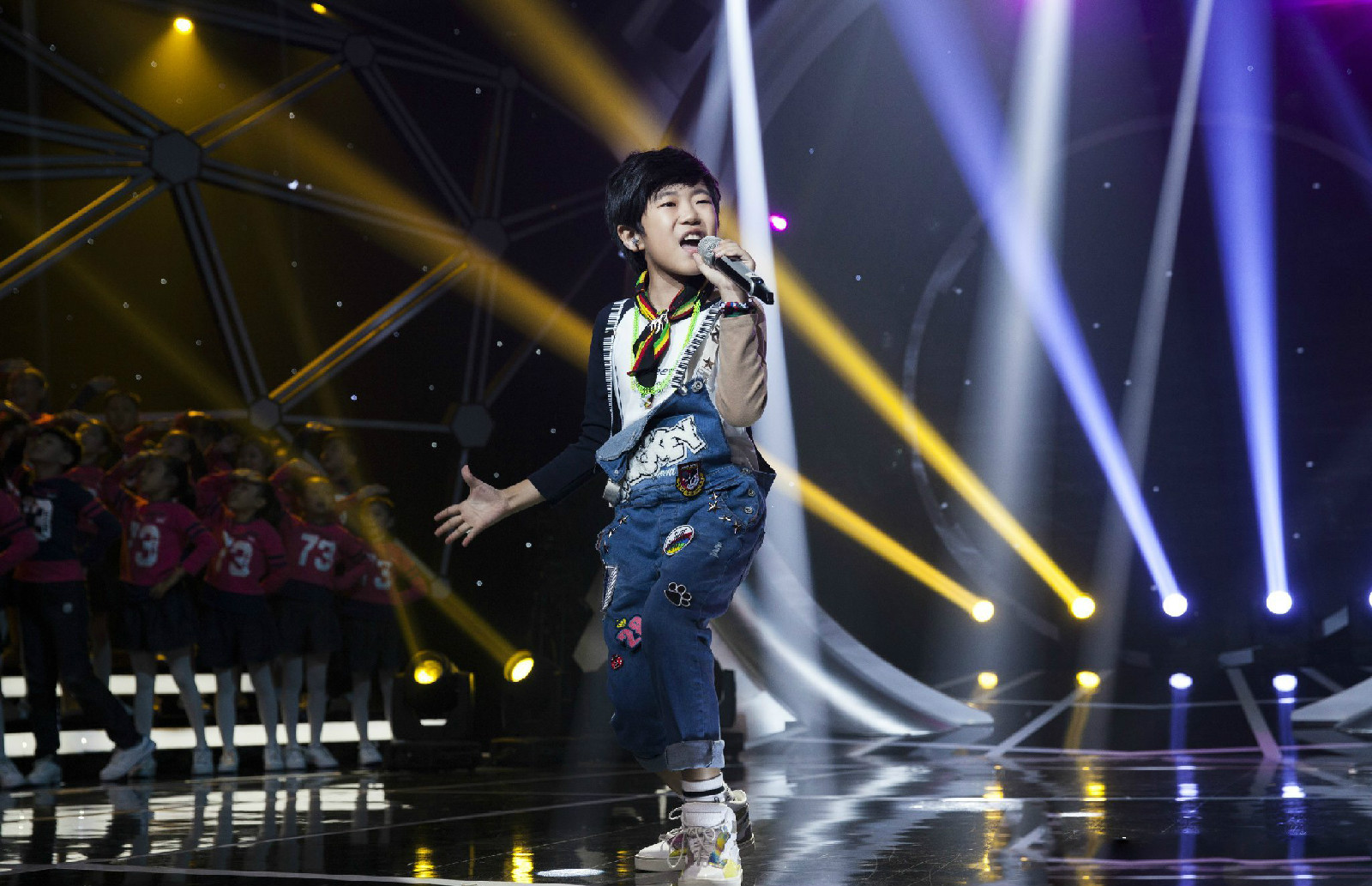 中国新声代第三季/a>学员"节奏小子"谢昊轩时尚潮流的苏格兰裙搭配