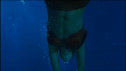 该片讲述的是三个平凡的女孩无意间闯入一个古老的洞穴然后身体发生了