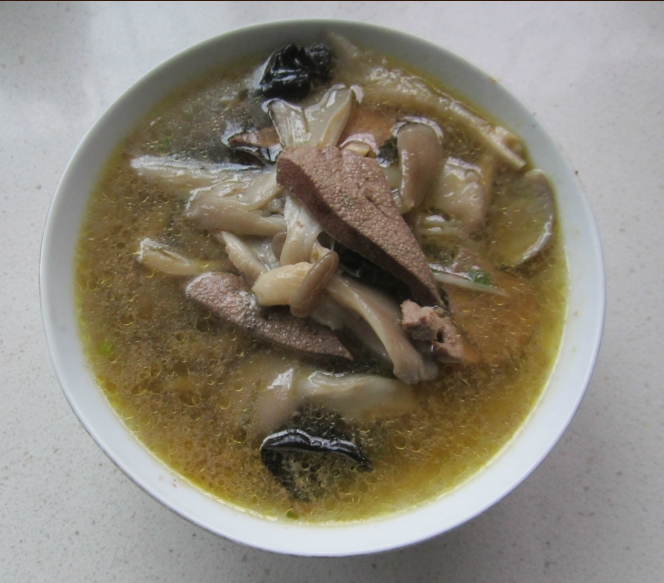  p>氽猪肝汤是一道由猪肝等为主要食材做成的菜品,属于家常菜. /p>