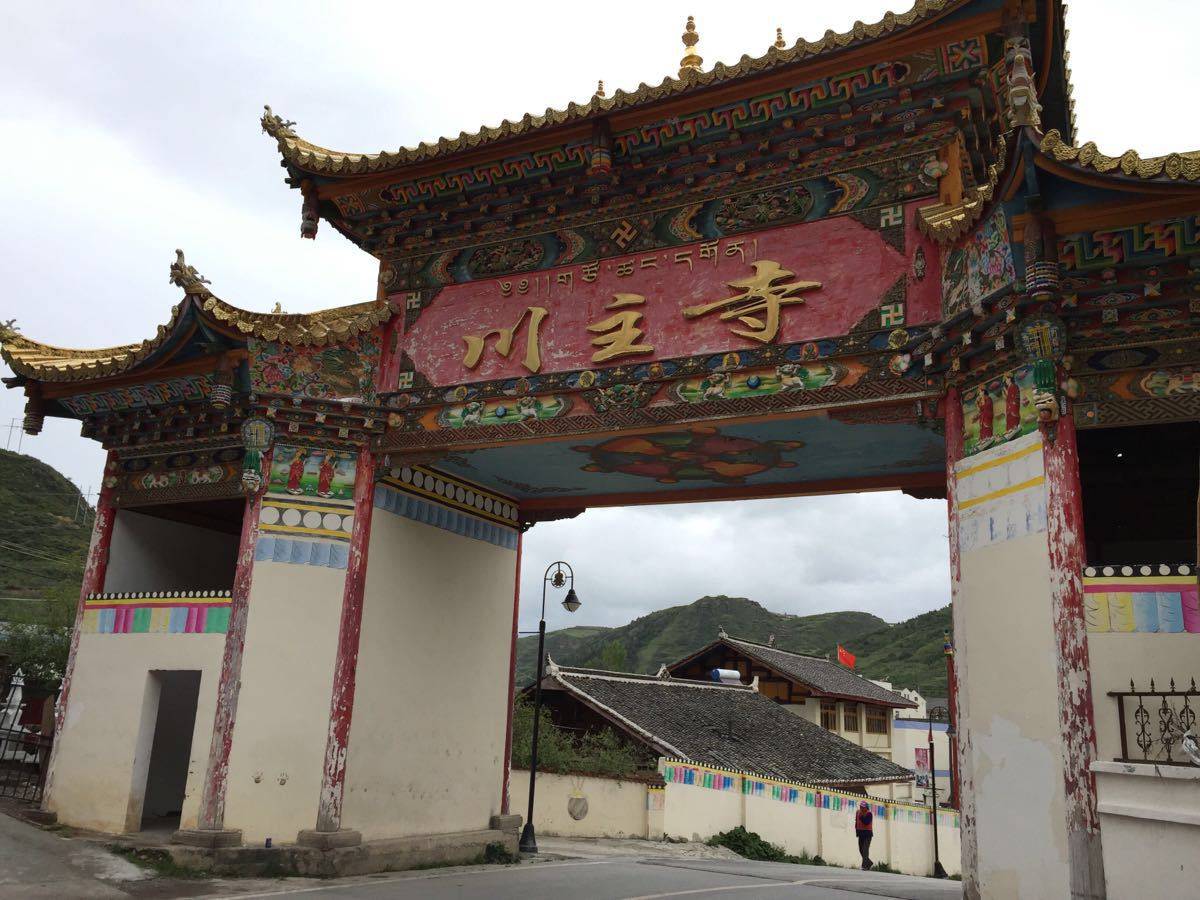 门票310,住九寨沟 第三天包车游览黄龙,车费约400,门票200,住川主寺或