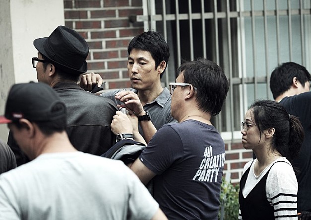 p《阿修罗》是由韩国cj娱乐公司发行的犯罪动作片,该片由 a target=