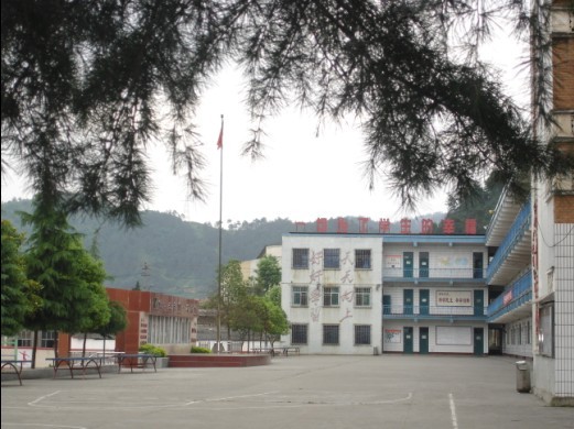  p>十堰东风教育分局49小学地处十堰市西郊,位于十堰市张湾区花果街办