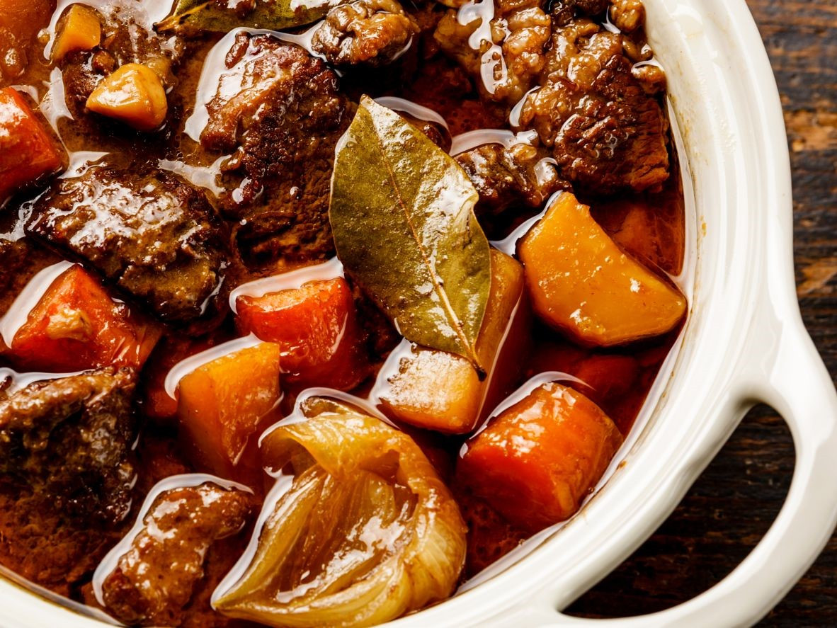  p></p></a>俄罗斯炖肉是一道美食,制作主料是牛肉,配料是洋葱,胡萝卜,菜花