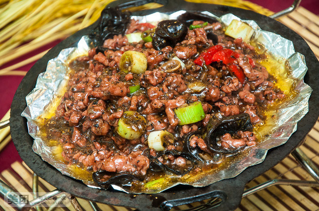 p>黑椒鸵鸟扒是一道以鸵鸟肉为主要食材制作的菜品/p>