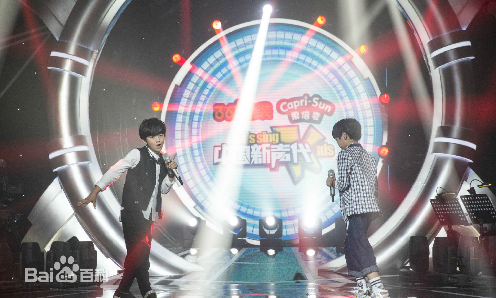 "节奏小子"谢昊轩时尚潮流的苏格兰裙搭配动感的舞步,以及 a target
