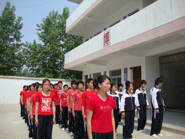 p></p></a>学校前身胡集区中学始建于1958年,座落于安徽省界首市泉阳镇.