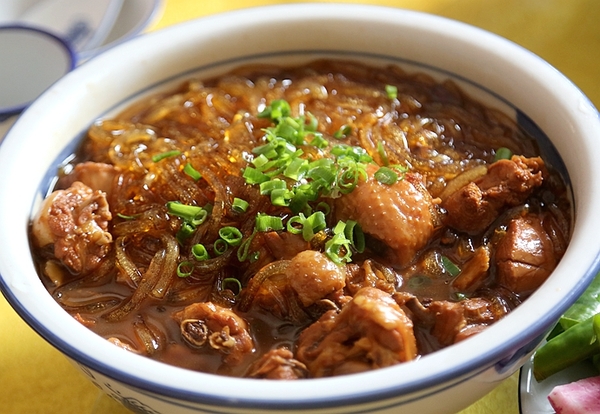 p>小鸡炖粉条是一道菜品,主料为粉条,鸡肉/p>