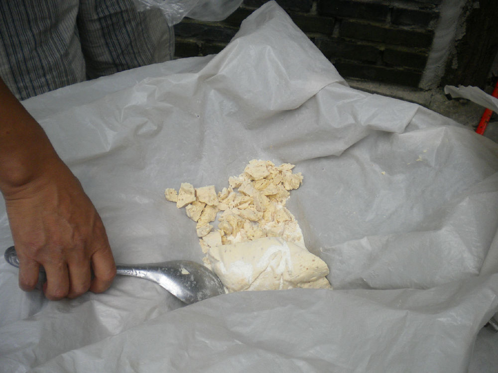  p>丁丁糖是一款成都名小吃,云南民间小吃,制作原料主要有麦芽糖等.