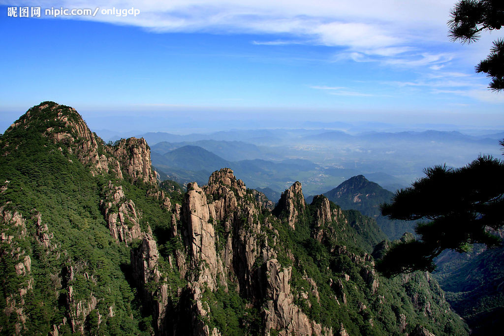 p>山脉(mountain)是指沿一定方向延伸,包括若干条山岭和山谷组成的山