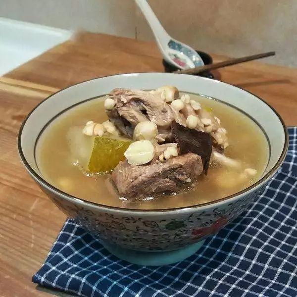 属于粤菜系禽类菜,这道非常传统的食补汤水,最适宜在炎热的夏,秋季节