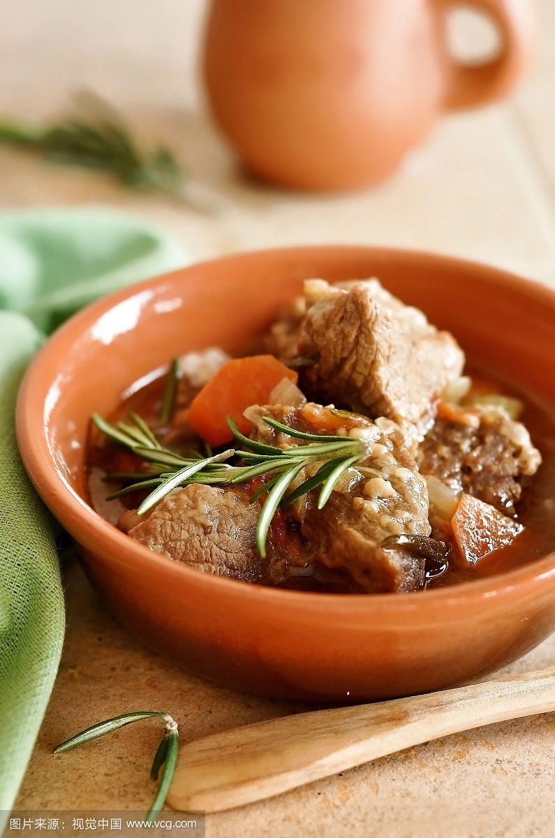  p></p></a>俄罗斯炖肉是一道美食,制作主料是牛肉,配料是洋葱,胡萝卜,菜花