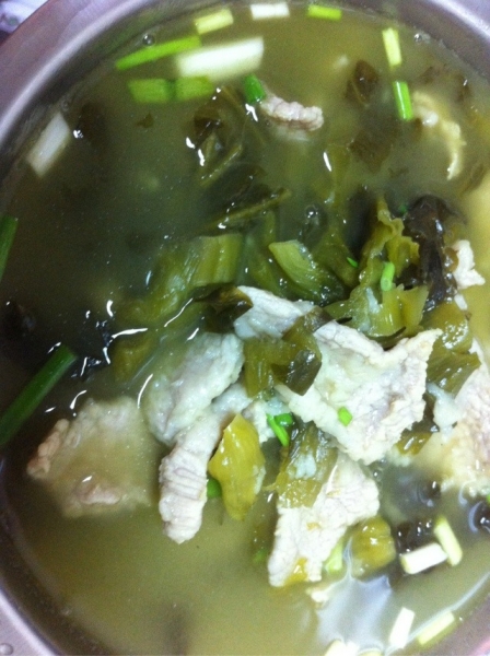 榨菜肉片酸菜汤