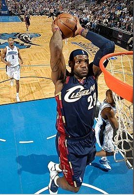  p>扣篮门是指nba明星詹姆斯把自己在一次训练营中被大学球员暴扣的