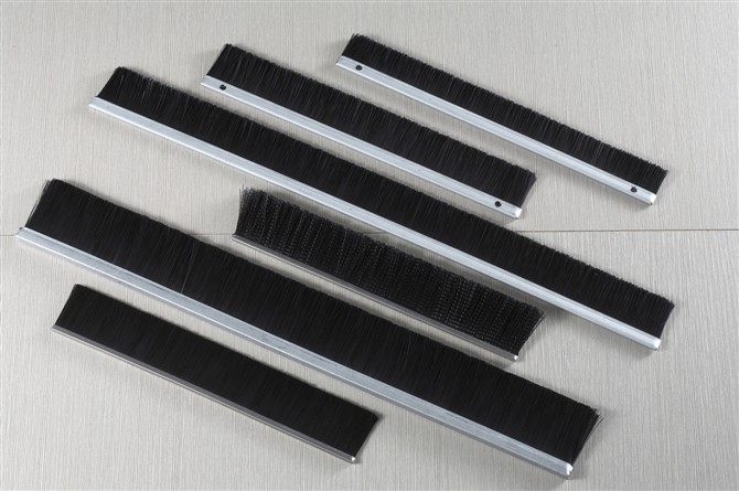  p>条刷,工业常用器具,他的作用一般用来阻隔 a t
