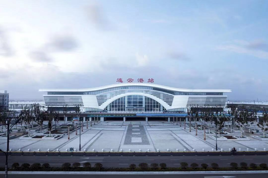  p>连云港站(lianyungang railway station)位于中国江苏省连云港市
