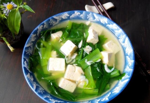  p>青菜茄片豆腐汤,材料有 a href="#" data-lemmaid="66994">小白菜 