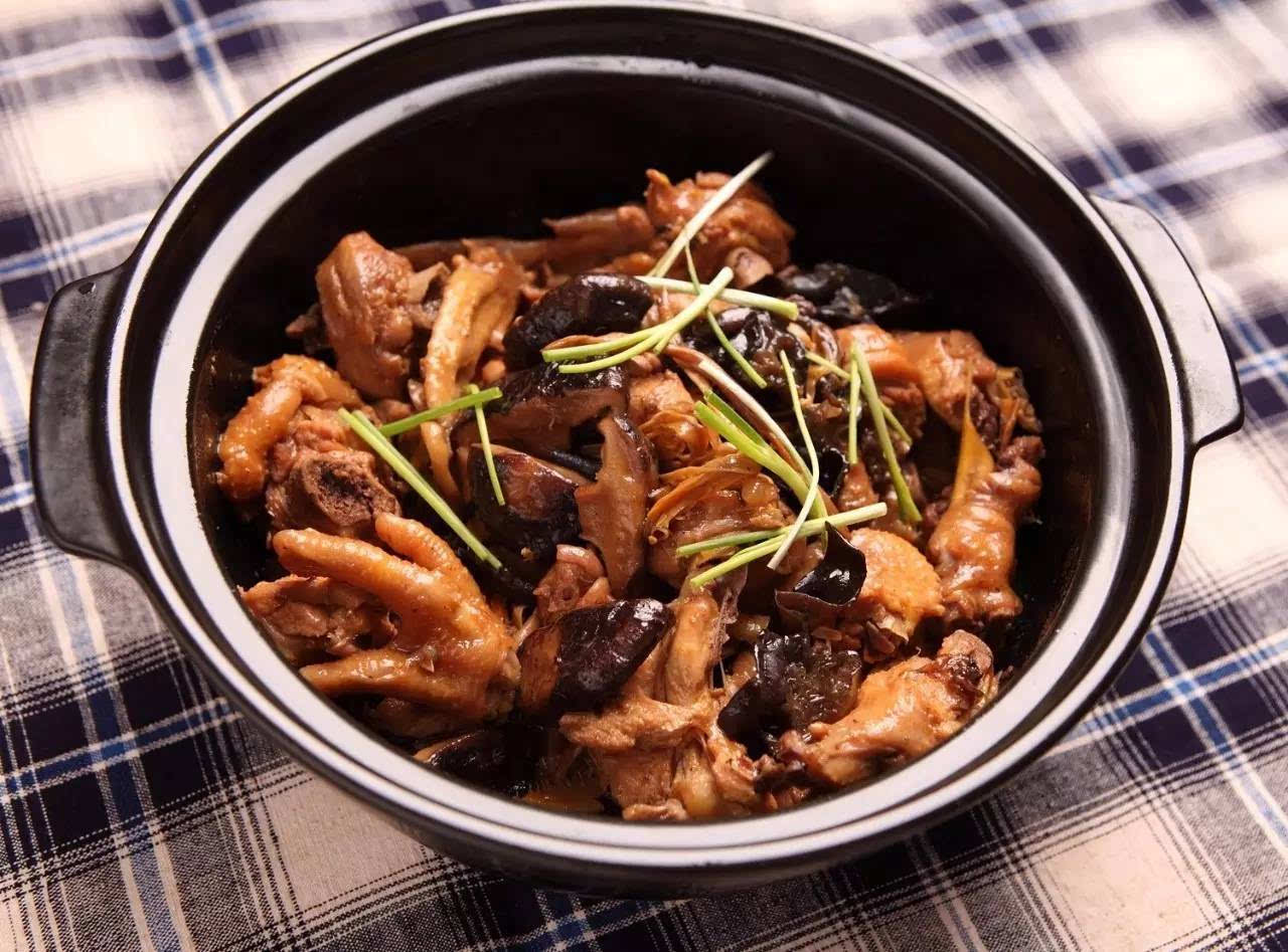 冬菇木耳焖鸡脚