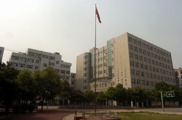 p>襄阳市第三中学,始建成于1956年,是湖北省重点中学"襄阳市示范