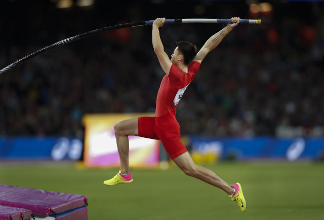 p>撑竿跳高(pole vault)是一项运动员经过持竿助跑,借助撑竿的支撑