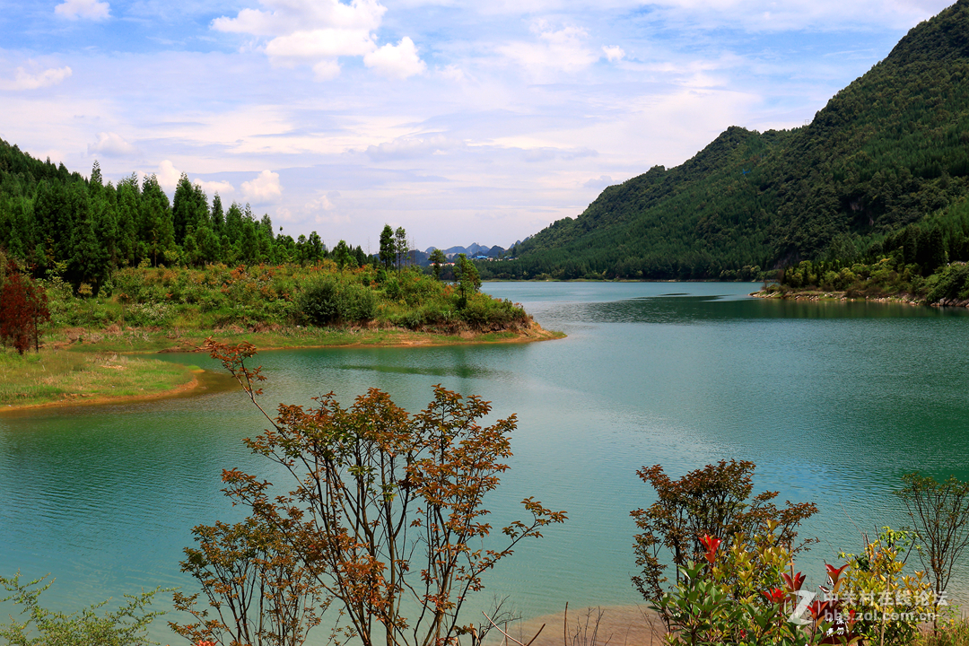 景区位于贵州省六盘水市钟山区境内,依托明湖水库而建,属水库型水利