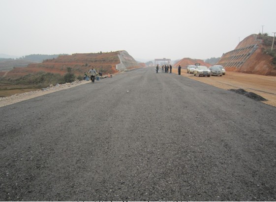 pavement)是指面层用天然砾石或强度较低的轧制碎石和土,按最佳级配