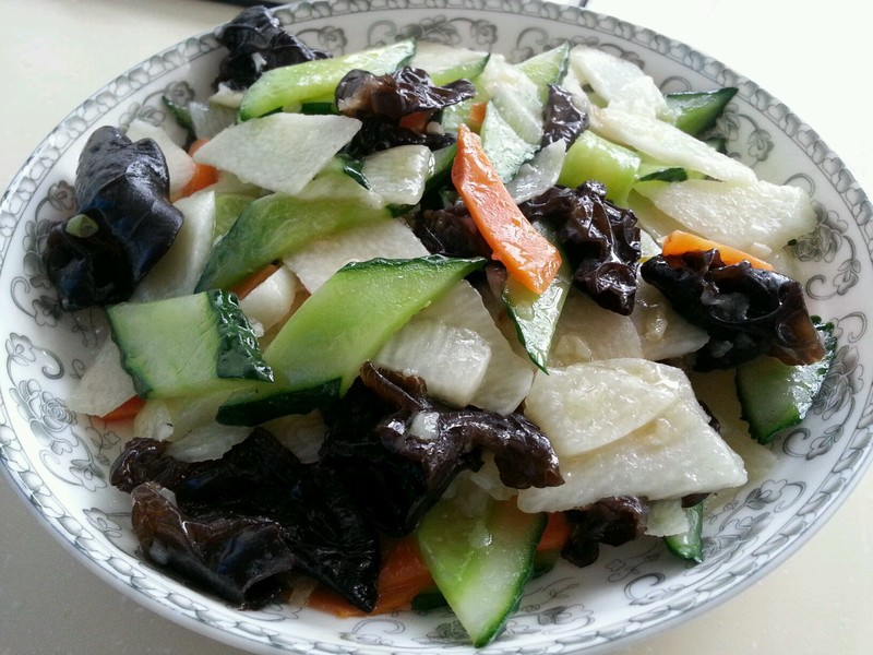  p>素炒三鲜是一道色香味俱全的地方名菜,属于素食菜谱之一.