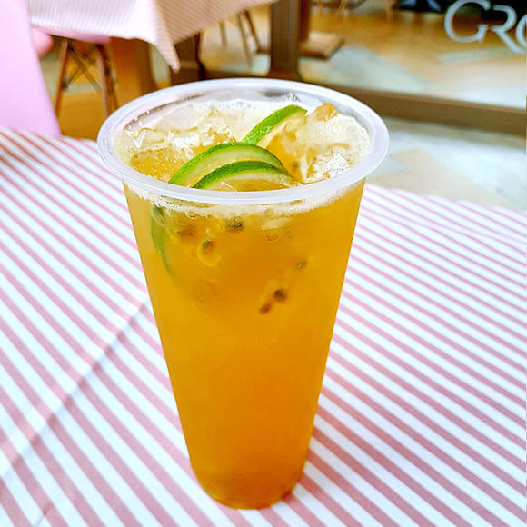  p>蜜桃绿茶是以桃子,绿茶,蜂蜜,纯净水为主要原料制作的饮品. /p>