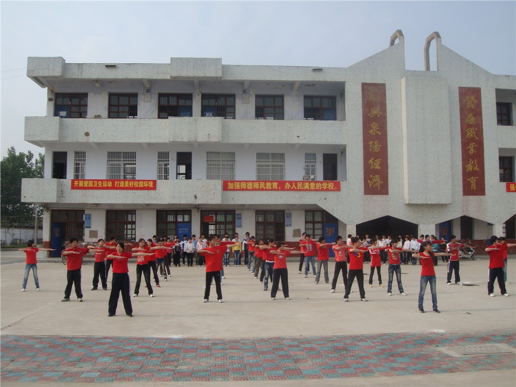  p></p></a>学校前身胡集区中学始建于1958年,座落于安徽省界首市泉阳镇.
