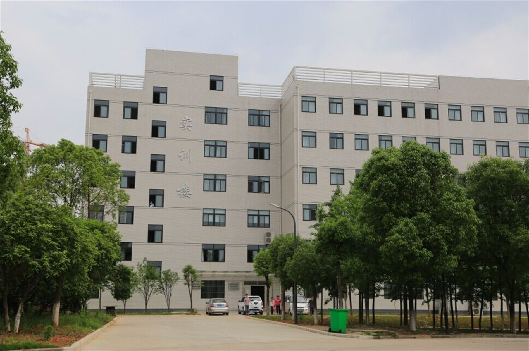 学校位于中国光谷武汉东湖高新技术开发区庙山科技园,占地648亩,现代