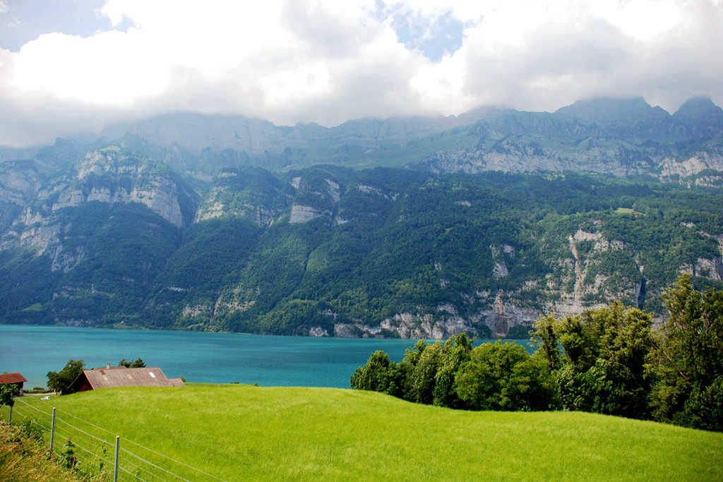  p>瓦伦湖(walensee)为瑞士比较大的一个湖泊,面积24.