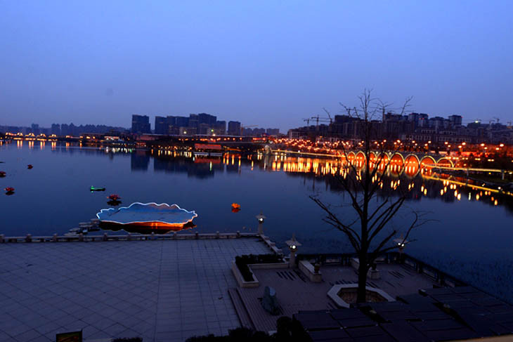  p></p></a>曲江新区位于西安市东南,原名西安曲江旅游度假区.