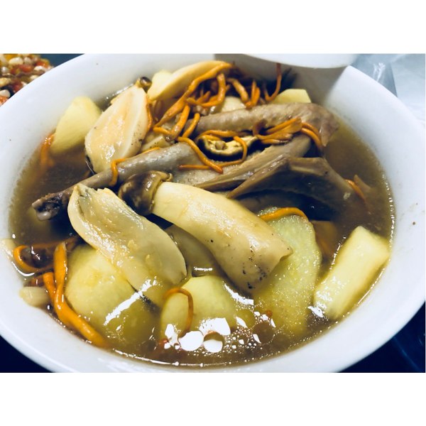 p>菌菇炖乳鸽是一道以鸽子,干香菇,干黑木耳,胡萝卜为主料的菜品.