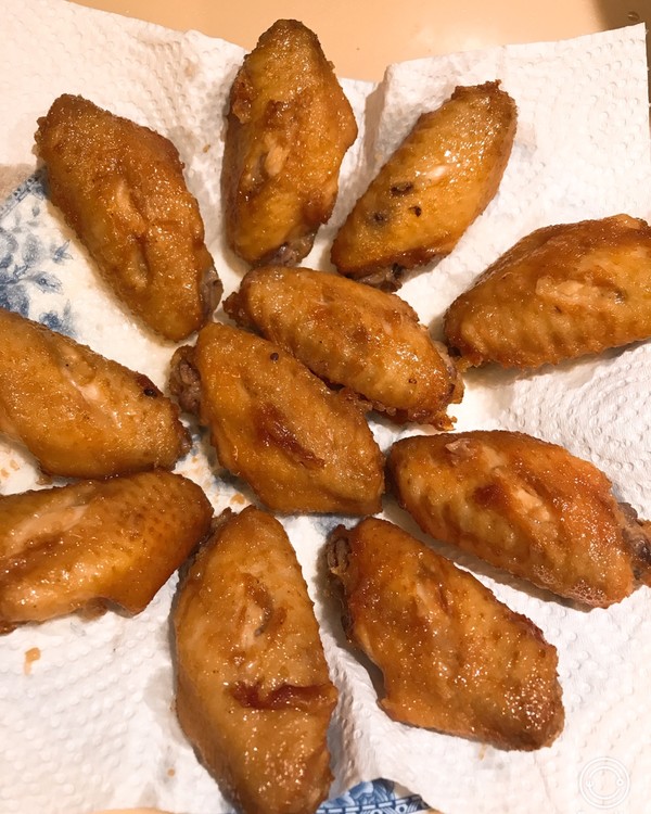 p 腌炸鸡翅是由鸡翅中等制作的食物,辅料是葱,姜,蒜/p>