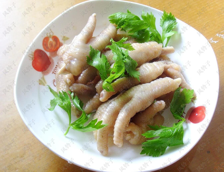 p>香糟凤爪是一道美食,主料是鸡爪子,香糟卤,配料有葱 姜,蒜,桂皮