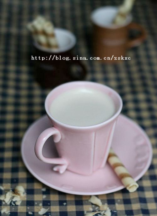 p>雪顶冰奶咖是以冰咖啡粉,纯牛奶为主料制作的饮品/p>