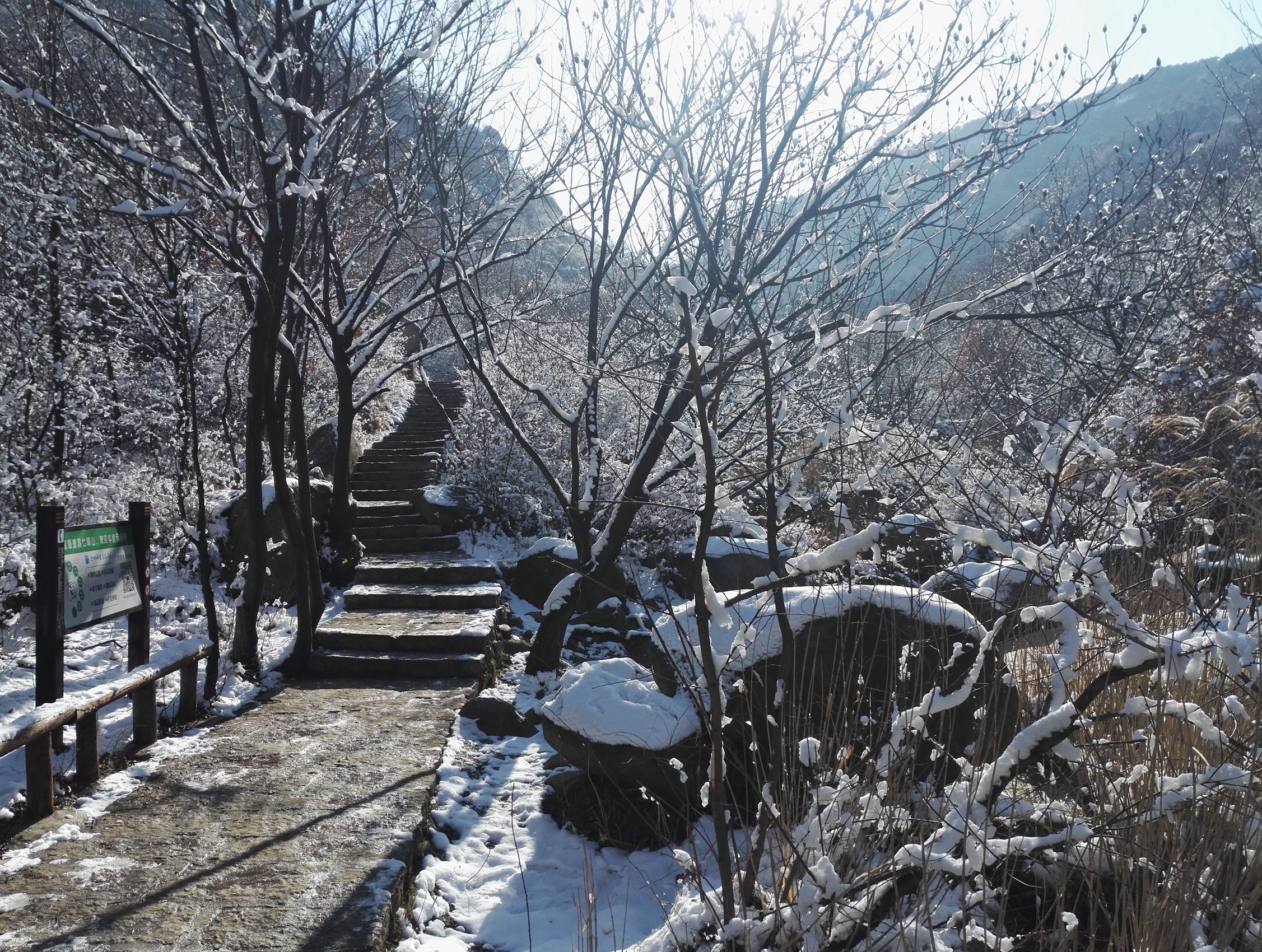 p>七峰山生态旅游区位于湖北省黄石市的阳新大冶两县交界处 a