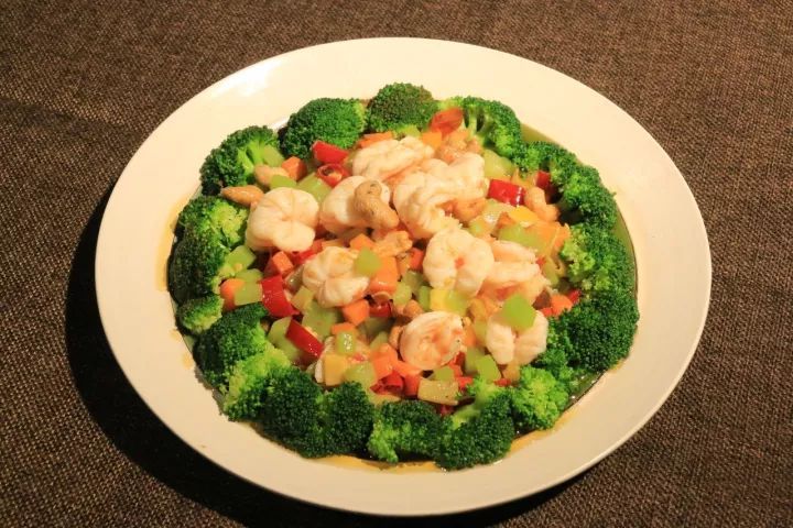 也是属于春天的,清爽得不带一丝累赘,与西兰花的组合,即好看,好吃,又