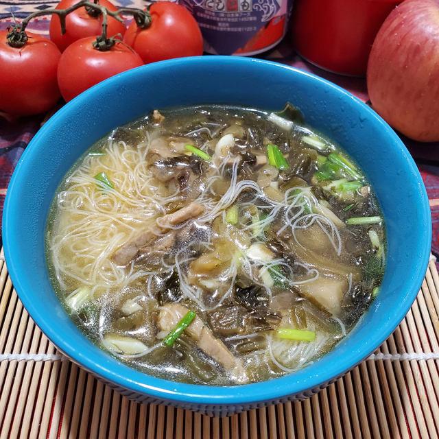  p>肉丝酸菜粉汤是一道东北传统美食,主要制作材料是猪肉,粉丝,配料是