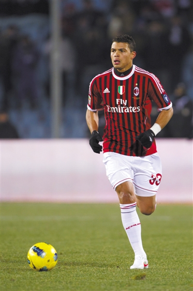  p> b>蒂亚戈·席尔瓦 /b>(thiago silva),全名 b>蒂亚戈·埃米利亚诺