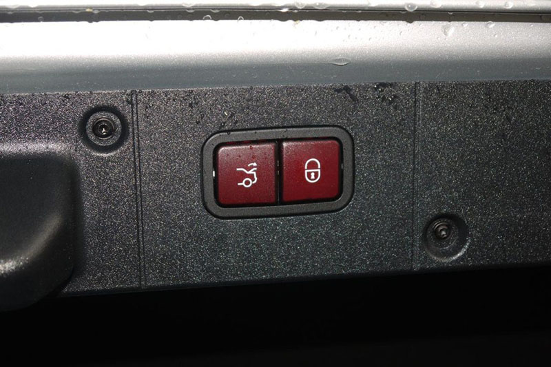 后备箱门内有车门关闭按钮,通过触击该按钮,后备箱门可自行关闭,无需