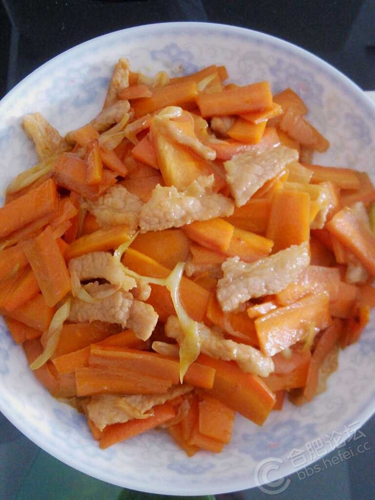  p>胡萝卜炒肉片是一道家常菜,主要食材有胡萝卜,猪瘦肉,辅料为葱,姜