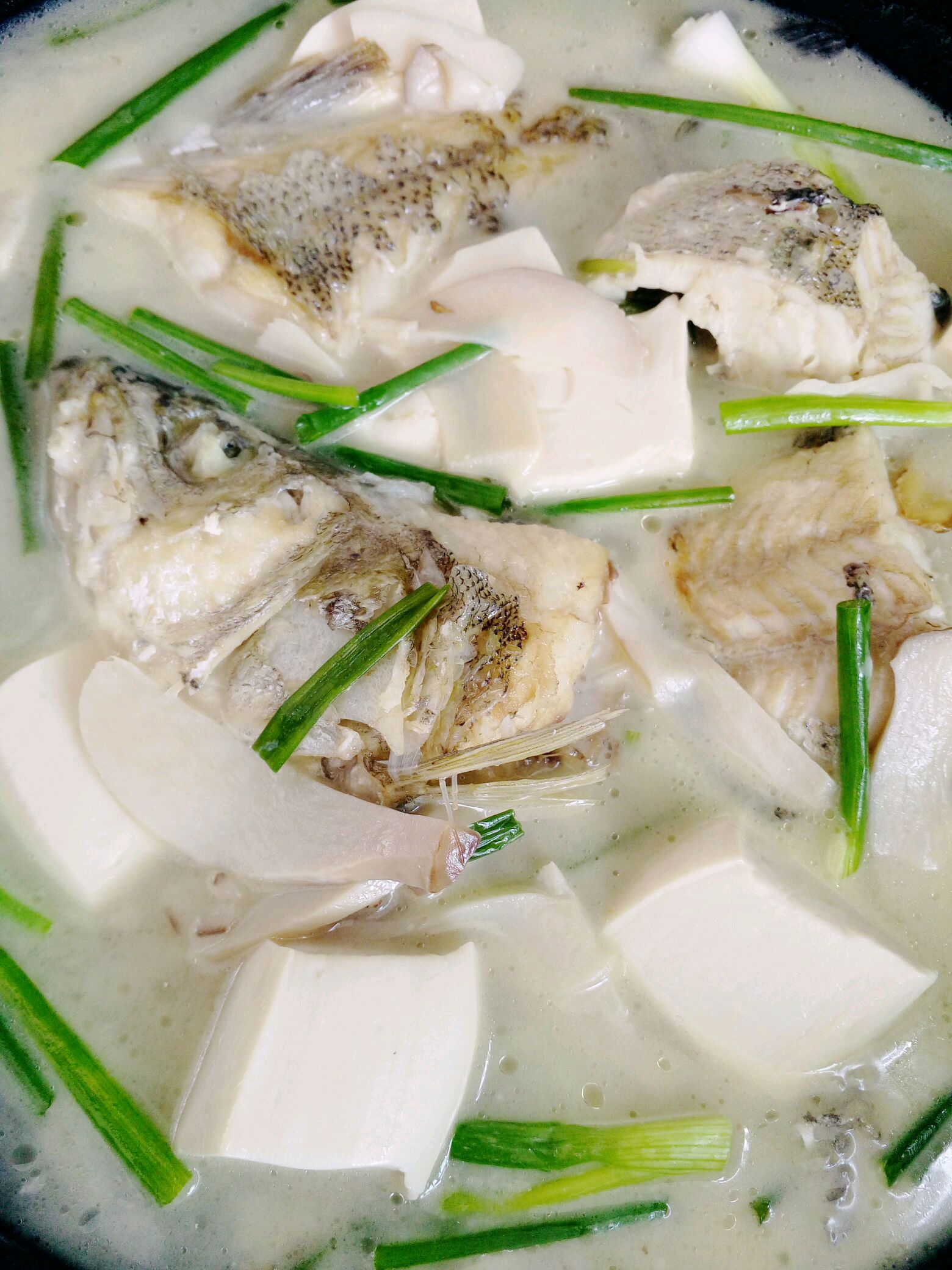  p>鲈鱼炖豆腐是一款家常菜品,制作原料主要有鲈鱼,豆腐等.