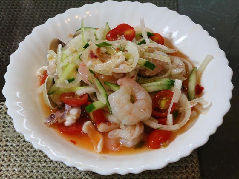 p>凉拌酸辣海鲜是道家常菜,主要原料为虾仁,墨鱼,鱿鱼等/p>