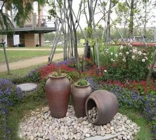 室外景观小品很多时候特指公共艺术品.