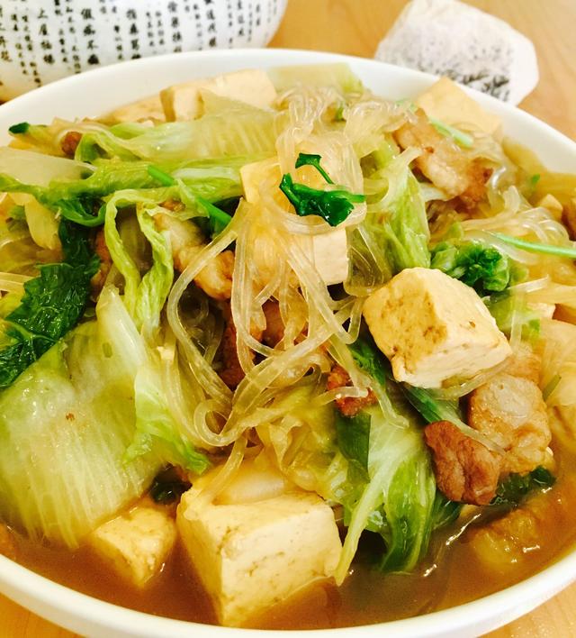 p>白菜豆腐粉条肉是一道以白菜,豆腐为主要食材制作的美食/p>